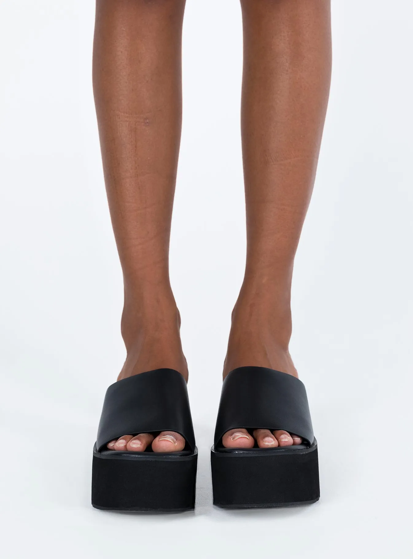 Black Alissen Platform Heels for Optimal Style