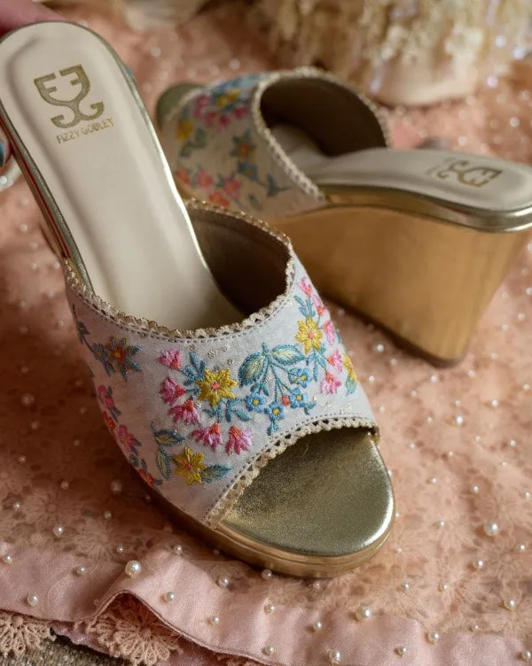 Lace Is More : Sandal Wedge